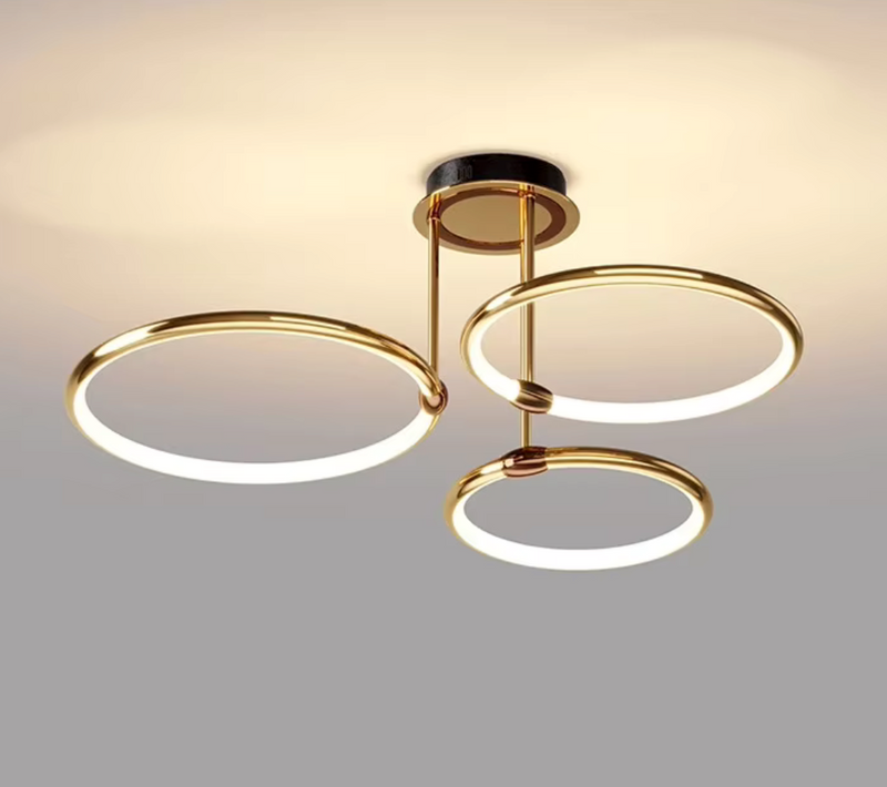 LED-Deckenleuchte mit vier ringförmigen Leuchtelementen und zentraler Deckenhalterung