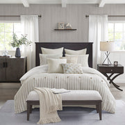 8-teiliges Bettdecken-Set mit gestreiftem Jacquard-Muster auf einem Bett