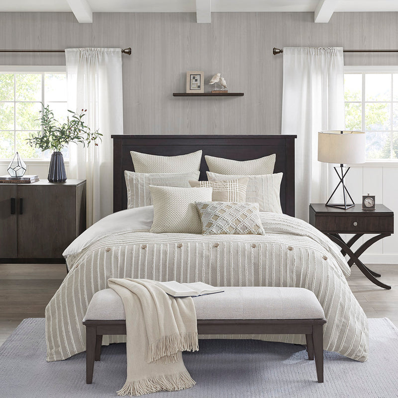 8-teiliges Bettdecken-Set mit gestreiftem Jacquard-Muster auf einem Bett