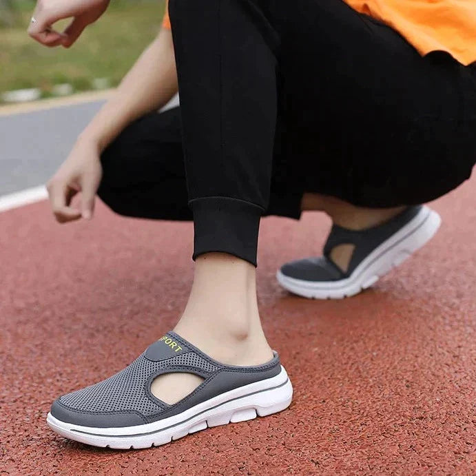 Unterstützende Slip-On-Schuhe mit seitlicher Aussparung und profilierter heller Sohle