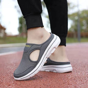 Unterstützende Slip-On-Schuhe mit seitlicher Aussparung und profilierter heller Sohle