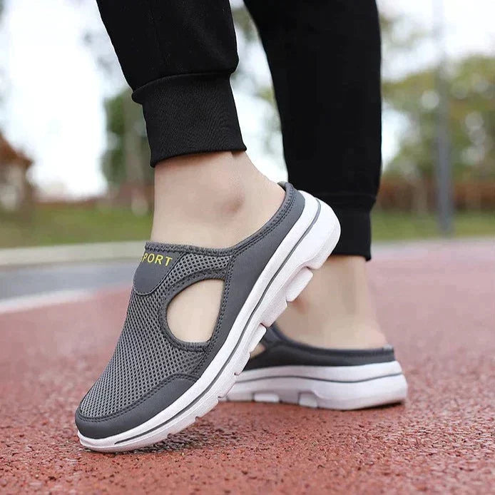 Unterstützende Slip-On-Schuhe mit seitlicher Aussparung und profilierter heller Sohle