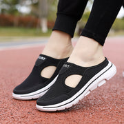 Unterstützende Slip-On-Schuhe mit seitlicher Aussparung und profilierter heller Sohle