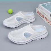 Unterstützende Slip-On-Schuhe mit seitlicher Aussparung und profilierter heller Sohle