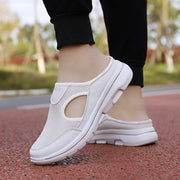 Unterstützende Slip-On-Schuhe mit seitlicher Aussparung und profilierter heller Sohle