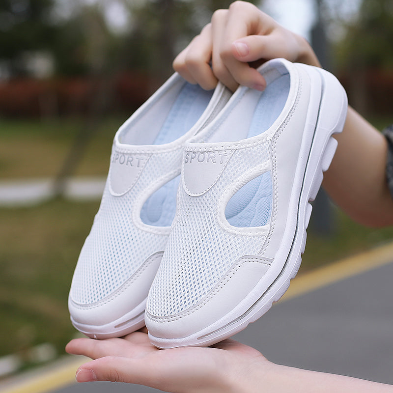 Unterstützende Slip-On-Schuhe mit seitlicher Aussparung und profilierter heller Sohle