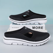 Unterstützende Slip-On-Schuhe mit seitlicher Aussparung und profilierter heller Sohle