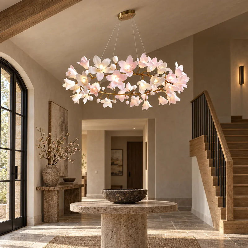 Florale Ringpendelleuchte mit Blütenzweigen und mehreren Lichtquellen