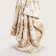 Beige Kuscheldecke mit flauschiger Oberfläche