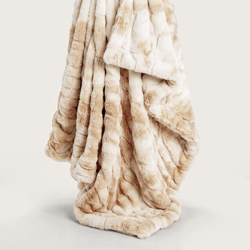 Beige Kuscheldecke mit flauschiger Oberfläche
