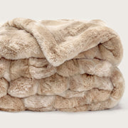 Beige Kuscheldecke mit flauschiger Oberfläche