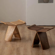 Formholz-Hocker in Schmetterlingsform mit gebogener Sitzfläche