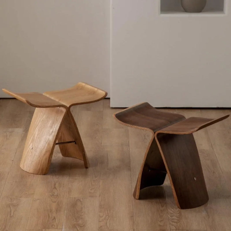 Formholz-Hocker in Schmetterlingsform mit gebogener Sitzfläche
