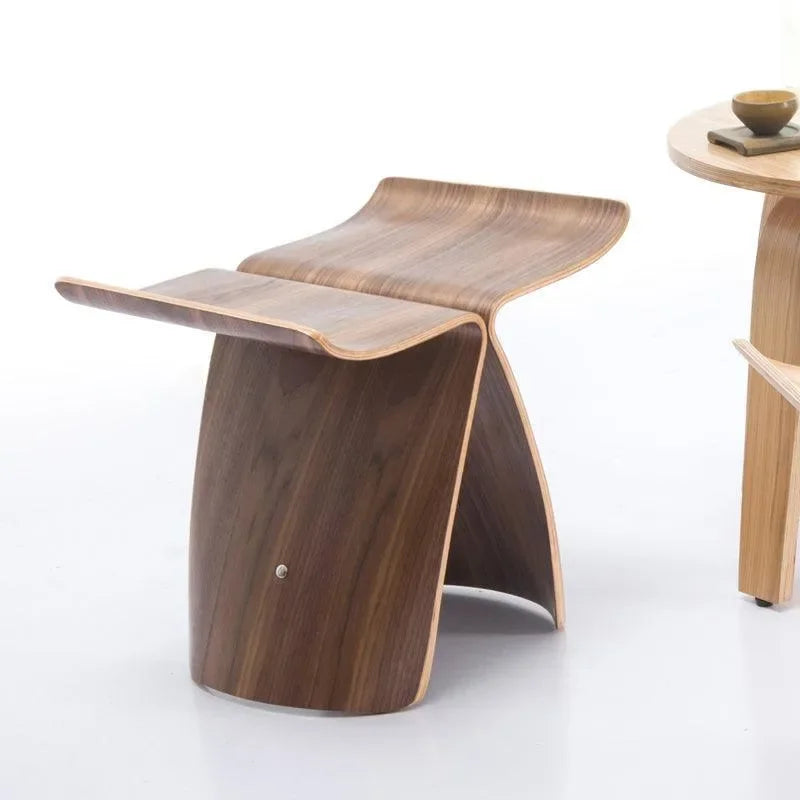 Formholz-Hocker in Schmetterlingsform mit gebogener Sitzfläche