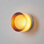 Runde LED-Wandleuchte mit gerillter Scheibe