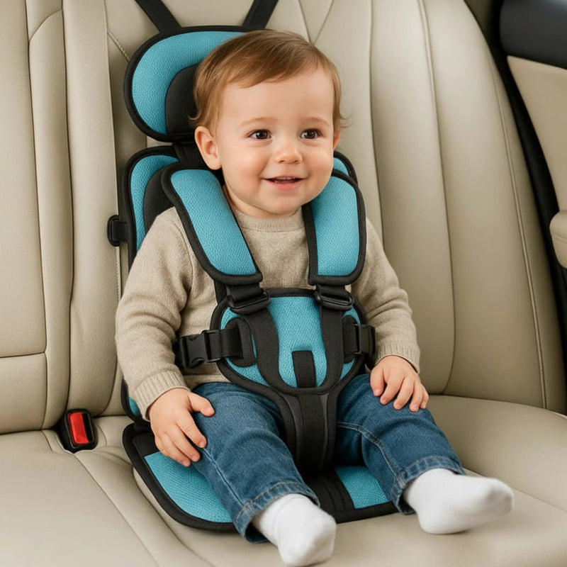 Tragbarer Kinder-Autositz mit gepolstertem Sicherheitsgurt im Fahrzeug