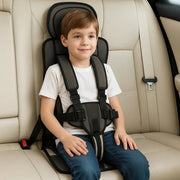 Tragbarer Kinder-Autositz mit gepolstertem Sicherheitsgurt im Fahrzeug