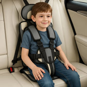 Tragbarer Kinder-Autositz mit gepolstertem Sicherheitsgurt im Fahrzeug