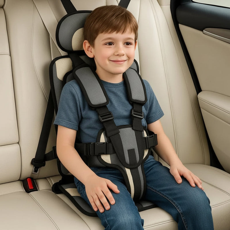 Tragbarer Kinder-Autositz mit gepolstertem Sicherheitsgurt im Fahrzeug