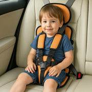 Tragbarer Kinder-Autositz mit gepolstertem Sicherheitsgurt im Fahrzeug