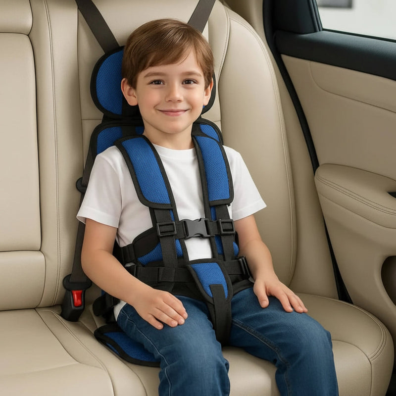 Tragbarer Kinder-Autositz mit gepolstertem Sicherheitsgurt im Fahrzeug