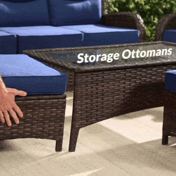 Brauner Rattan-Couchtisch mit transparenter Glasplatte im Außenbereich