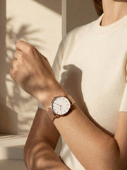 Analoge Armbanduhr mit rundem Zifferblatt und Metallgeflechtarmband