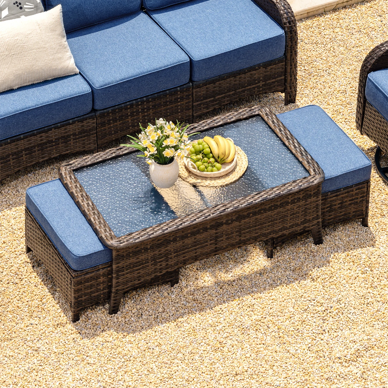 Brauner Rattan-Couchtisch mit transparenter Glasplatte im Außenbereich