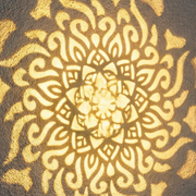 Schwarze Solarleuchte mit Mandala-Muster und dekorativer Lichtprojektion