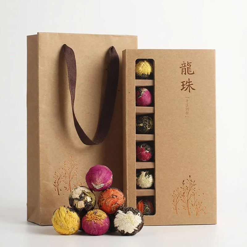 Set mit 18 kugelförmigen Teeblüten in einer braunen Geschenkverpackung