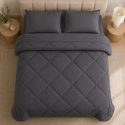 2-in-1 Bettdecke mit dekorativer Rautensteppung auf einem Bett