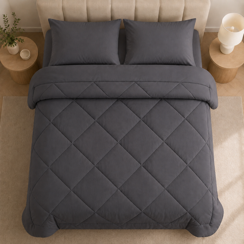 2-in-1 Bettdecke mit dekorativer Rautensteppung auf einem Bett