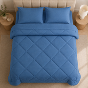 2-in-1 Bettdecke mit dekorativer Rautensteppung auf einem Bett