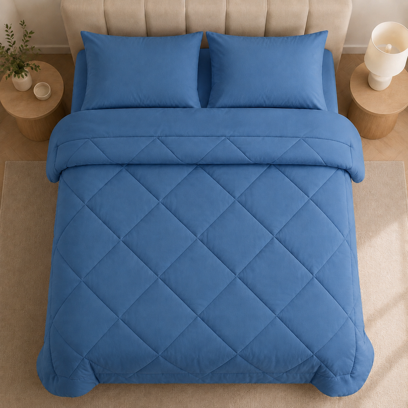 2-in-1 Bettdecke mit dekorativer Rautensteppung auf einem Bett