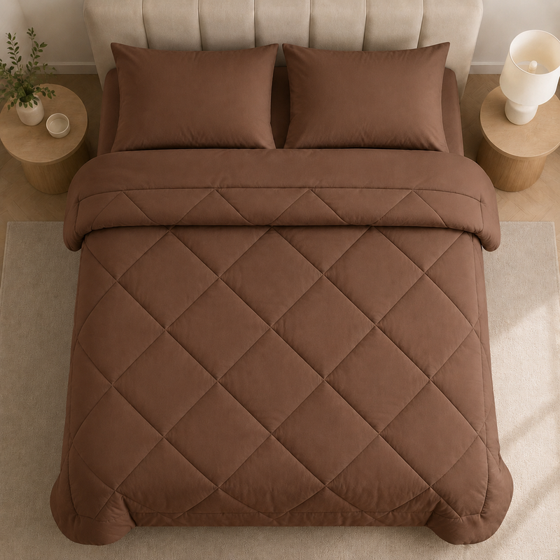 2-in-1 Bettdecke mit dekorativer Rautensteppung auf einem Bett