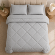 2-in-1 Bettdecke mit dekorativer Rautensteppung auf einem Bett