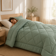 2-in-1 Bettdecke mit dekorativer Rautensteppung auf einem Bett