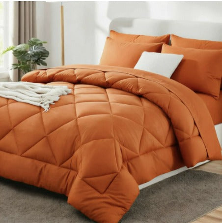 2-in-1 Bettdecke mit dekorativer Rautensteppung auf einem Bett
