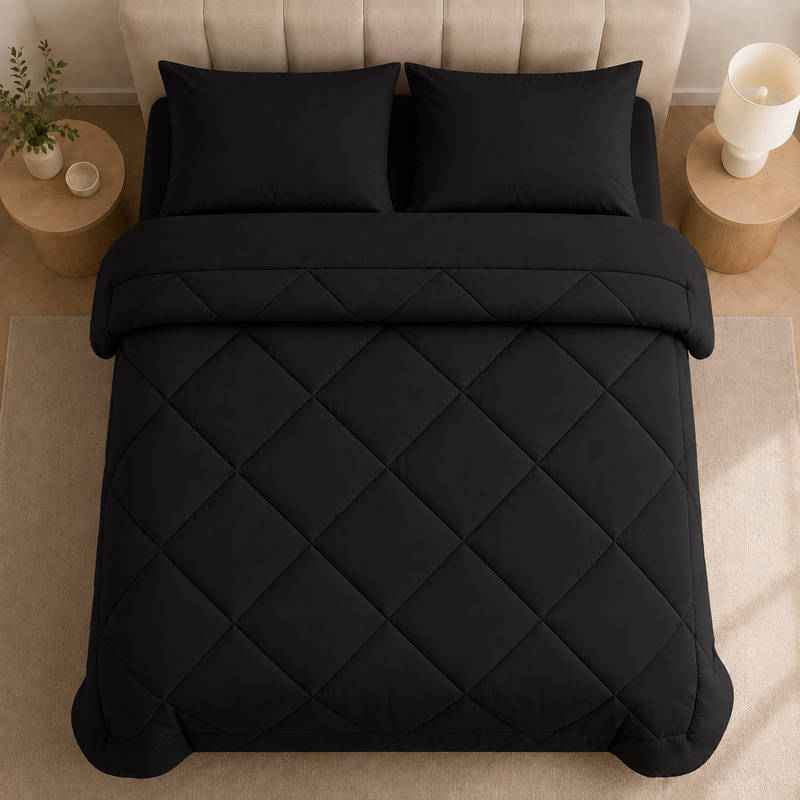 2-in-1 Bettdecke mit dekorativer Rautensteppung auf einem Bett