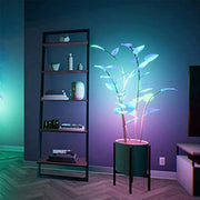Dekorative LED-Pflanze mit leuchtenden Blättern im weißen rechteckigen Topf