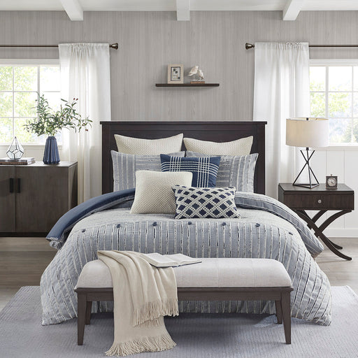 8-teiliges Bettdecken-Set mit gestreiftem Jacquard-Muster auf einem Bett
