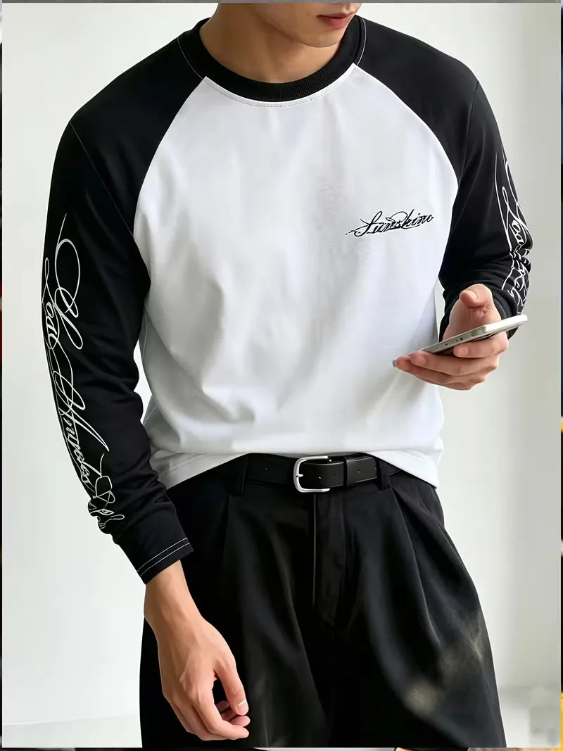 Langarmshirt mit hellem Körper, kontrastierenden Ärmeln und grafischem Schriftzug