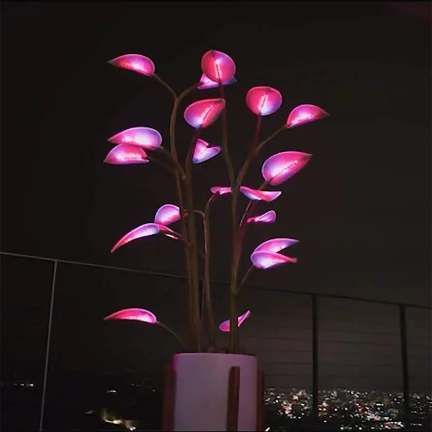 Dekorative LED-Pflanze mit leuchtenden Blättern im weißen rechteckigen Topf
