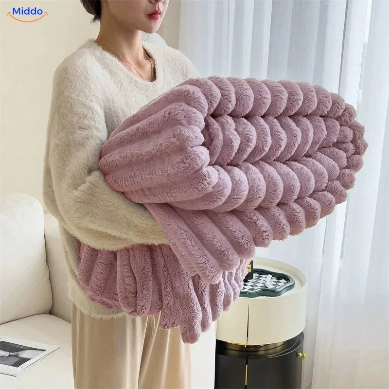 Weiche Plüschdecke mit ausgeprägter Rippstruktur auf Sofa und Sessel