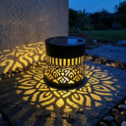 Schwarze Solarleuchte mit Mandala-Muster und dekorativer Lichtprojektion