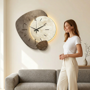 Dekorative graue Wanduhr mit Mondmotiv und warmem Hintergrundlicht