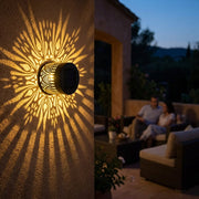 Schwarze Solarleuchte mit Mandala-Muster und dekorativer Lichtprojektion