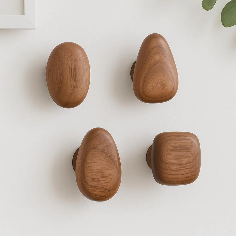 Abgerundete Wandhaken aus Holz an einer hellen Wand