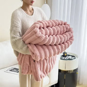Flauschige Kuscheldecke mit Wellenstruktur