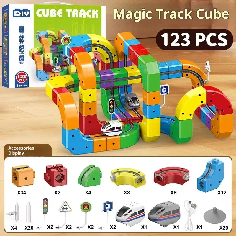 Magnetisches Kugelbahn-Bauset mit bunten Fahrbahnteilen, Zug und Verkehrsschildern
